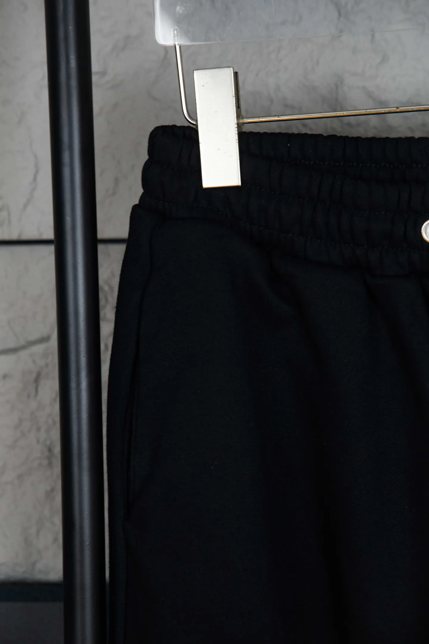 P170 Ralph Lauren Ralph Lauren suit sweatpants. Pure cotton with anti-static treatment. No dust, no lint. The elastic waist is used with a drawstring. Very friendly to the figure. The cotton is comfortable and soft. The upper body is casual and free. Regular beveled double pockets on both sides. The white brand logo on the left leg collides with the black of the pants. Although it is small, it is quite recognizable. The brand adds a young and fashionable atmosphere to the original high-end sense. It can be called a cold protection weapon. A simple base layer is enough to withstand the severe cold and make it more fluffy and warm. Color: Gray, Black, Navy SIZE: S-XL
